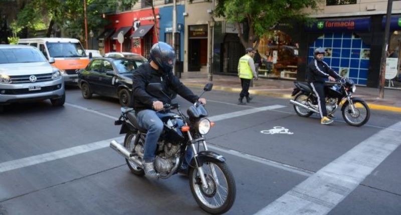 Todas las motos que se vendan en el país no podrán salir a la calle sin