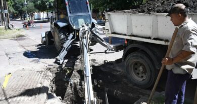 Obras Públicas de la capital trabajó en la desobstrucción  de un desagüe de los barrios Huaico Hondo y Jorge Newbery