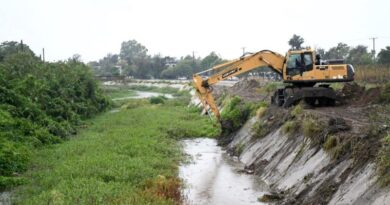 Obras públicas trabajó en la limpieza y mantenimiento del desagüe de Alsina y Costanera