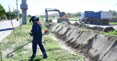 La Municipalidad trabaja en la limpieza de desagües en los barrios Villa del Carmen, Juan Felipe Ibarra y La Católica