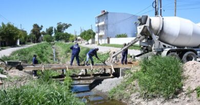 Obras Públicas de la municipalidad trabaja en la construcción del segundo puente peatonal sobre el desagüe de Avda. del Trabajo