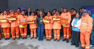 La intendente Fuentes entregó ropa de trabajo al personal de recolección y destacó el compromiso con la limpieza de la ciudad