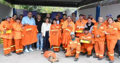 La intendente Fuentes destacó la tarea del personal de recolección y limpieza al entregar nuevos uniformes