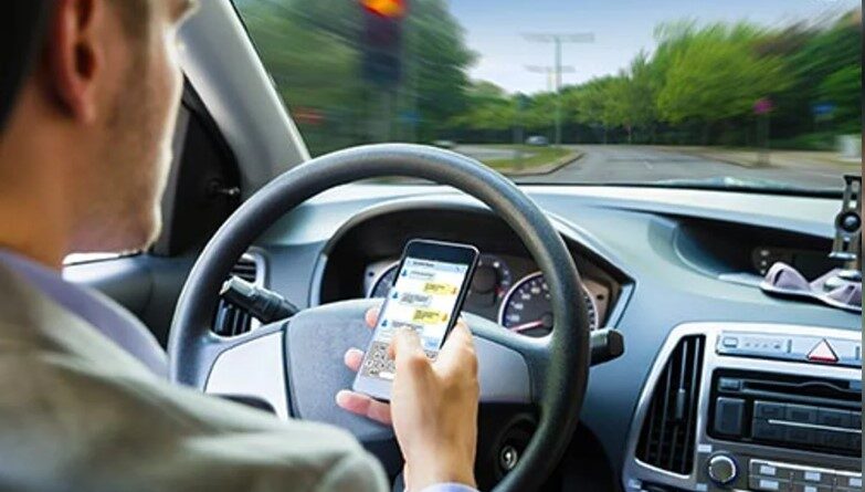 Confirmado: el uso del celular mientras se conduce es la principal causa de accidentes