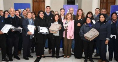 La intendente Fuentes hizo entrega de uniformes para el área de Control de Gestión