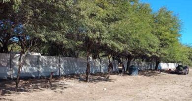Empleados municipales de La Cañada trabajan en colocación de la tapia perimetral del Polideportivo