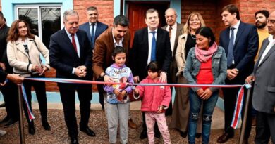 El Gobernador hablitó obras en la Escuela N°345 de El Porvenir, entregó viviendas sociales y anunció obras en el departamento Río Hondo