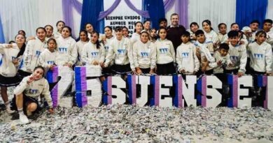 Garza: presentación de buzos de alumnos de la primaria